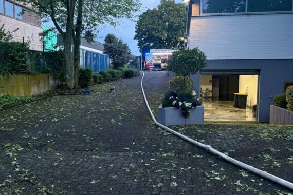 Feuerwehr im Einsatz: Wasser, umgestürzte Bäume und Rettungsmaßnahmen nach Unwetter in Bergheim.