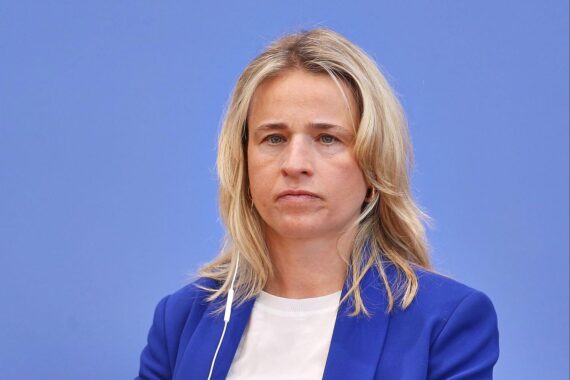 Verena Bentele diskutiert Pflegebelastungen und Rentenkürzungen für Angehörige in Deutschland.