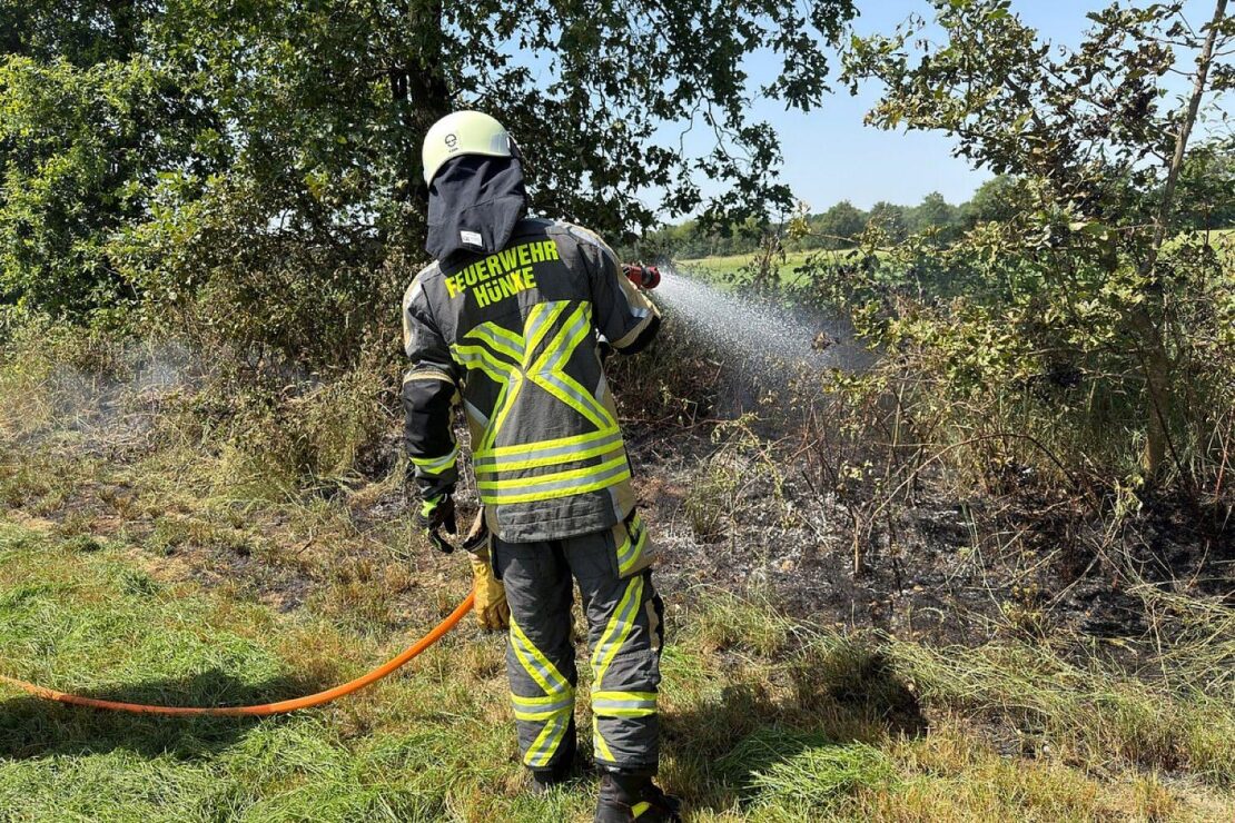 Vegetationsbrand nach Mäharbeiten in Hünxe