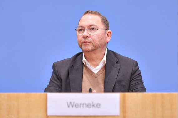 Frank Werneke fordert Stabilisierung des Rentenniveaus und Ausbau der betrieblichen Altersversorgung.