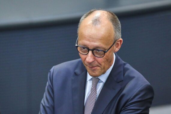 Friedrich Merz, umgeben von unausgesprochenem Unmut und kritikbehaftendem Publikum, bei DGB-Kongress.
