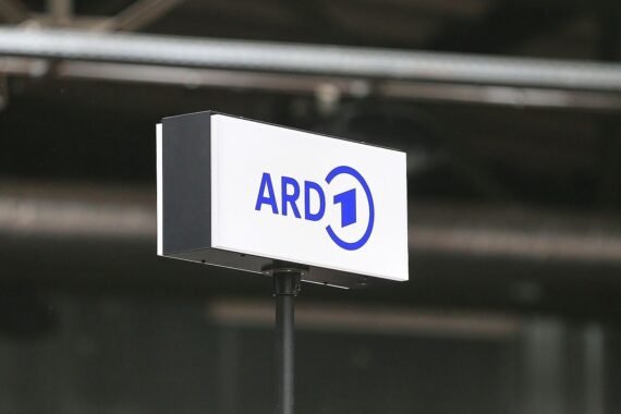 Streikende Beschäftigte beim NDR, WDR, SWR und BR, Forderungen nach mehr Gehalt.