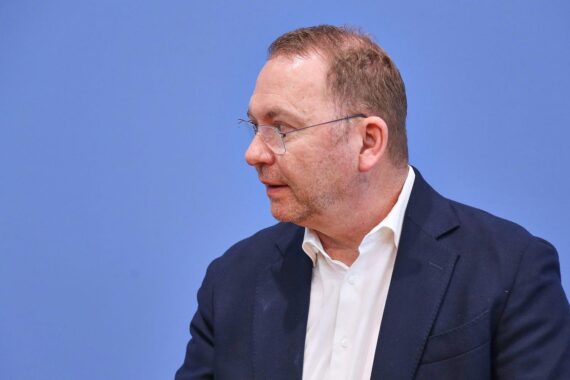 Frank Werneke bei Koalitionstreffen, trägt wichtige soziale Forderungen und Bedenken vor.