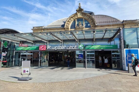 Herrenloser Koffer am Hauptbahnhof Halle sorgt für Polizeieinsatz und Sicherheitsmaßnahmen.