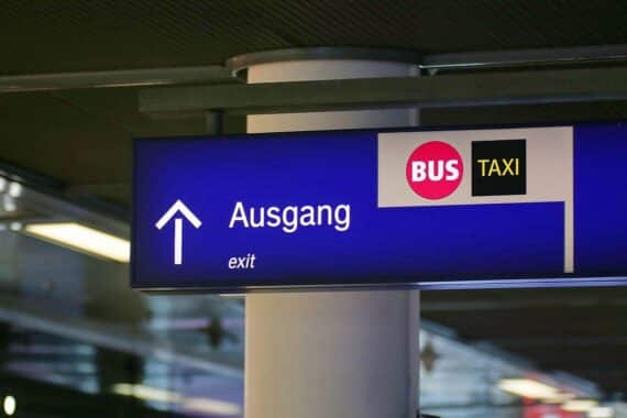 Ein Ausgangsschild der Deutschen Bahn, symbolisch für Zuverlässigkeit und Herausforderungen bei Hitze.