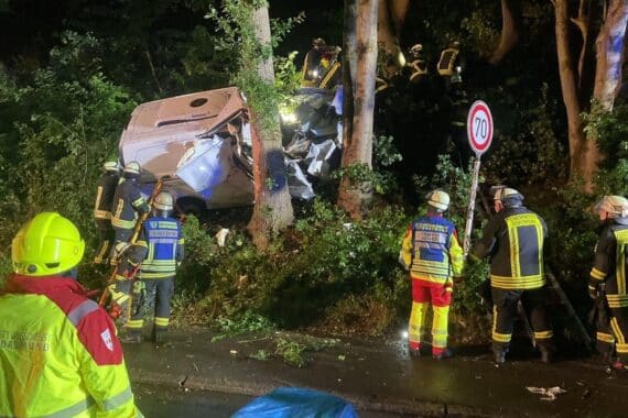 Verunfalltes Fahrzeug an Böschung, Feuerwehr bei Menschenrettung, Rettungsdienst im Einsatz.