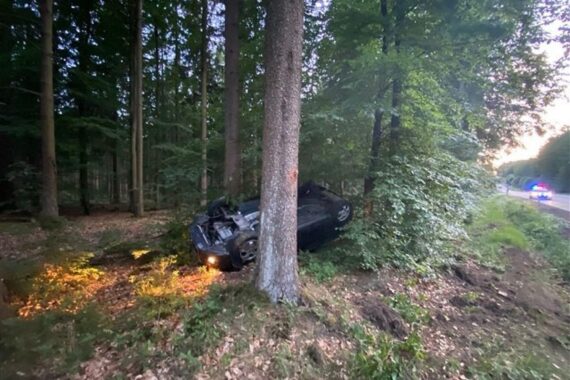 Verunfallter Audi A3 nach Verkehrsunfall, Polizei erhebt Zeugenaufruf, blauer SUV flüchtig.