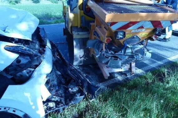 PKW kollidiert mit Asphaltwalze auf der L135, beide Fahrer leicht verletzt.