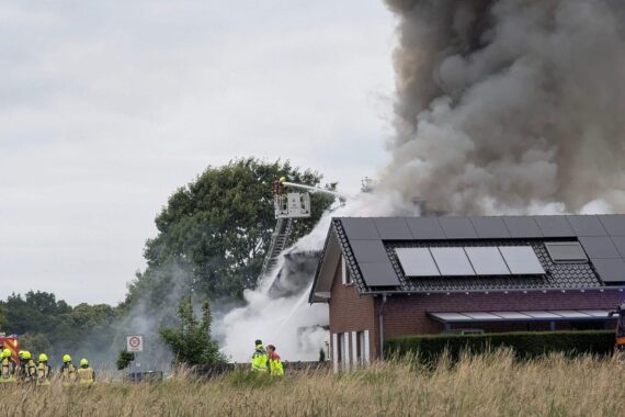 Feuerwehrkräfte bekämpfen einen massiven Wohnhausbrand mit starker Rauchentwicklung und Suchmaßnahmen.