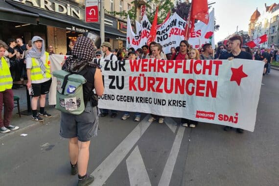 Demonstration gegen Wehrpflicht mit Protestierenden, Transparenten und politischen Inhalten in Berlin.