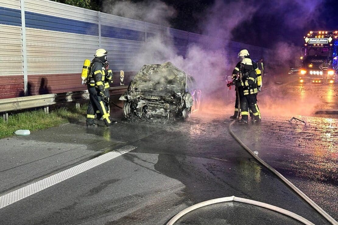 Vier Schwerverletzte bei Unfall mit brennendem Auto auf A1