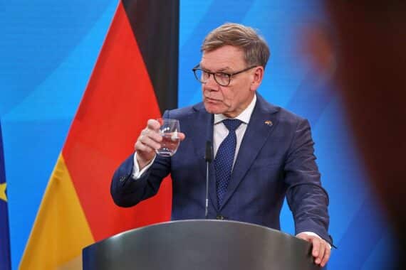 Johann Wadephul diskutiert außenpolitische Prioritäten, abseits völkerrechtlicher Maßstäbe.