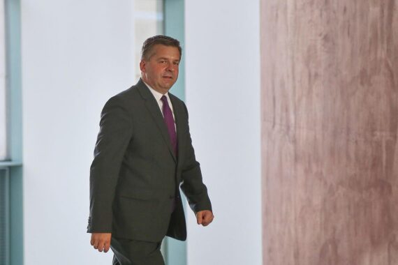 Ministerpräsident Schulze beim Besuch der Brandstelle und Einsatzkräfte im Harzgebiet.