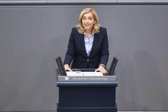 Nina Warken diskutiert niedrigere Beiträge zur Kranken- und Pflegeversicherung zur Entlastung aller.