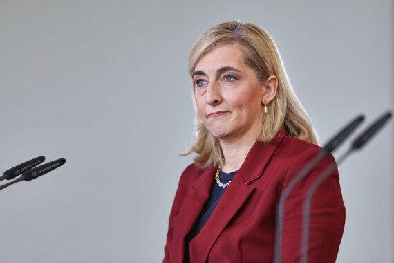 Nina Warken bei einer Pressekonferenz zur bundesweiten Suizidprävention und Unterstützung von Krisendiensten.