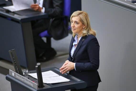 Nina Warken spricht im Bundestag über Krankenkassen-Reform und finanzielle Herausforderungen.