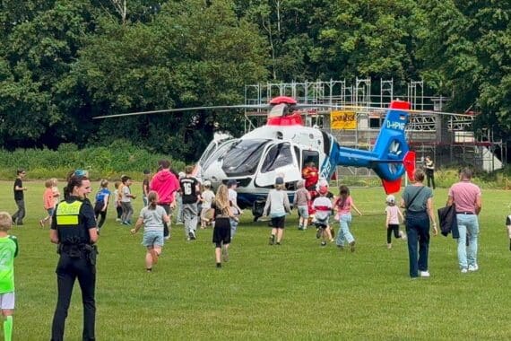Polizeihubschrauber landet auf Veranstaltung, viele Besucher erleben Polizeialltag und Mitmachangebote.