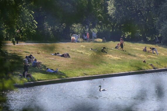 Sonniger, heißer Sommertag in Berlin; Temperatur bis 41 Grad, hohe Waldbrandgefahr.