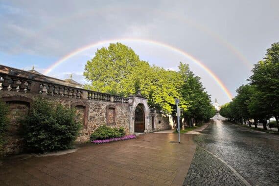 Ein schöner Regenbogen über wechselhaftem Wetter mit Wolken und sonnigen Abschnitten in Hessen.