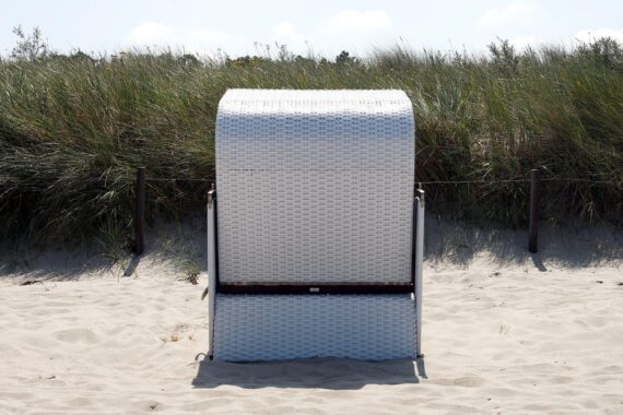 Sommerlicher Strandkorb am Meer, symbolisch für sonnige, warme Tage in Mecklenburg-Vorpommern.