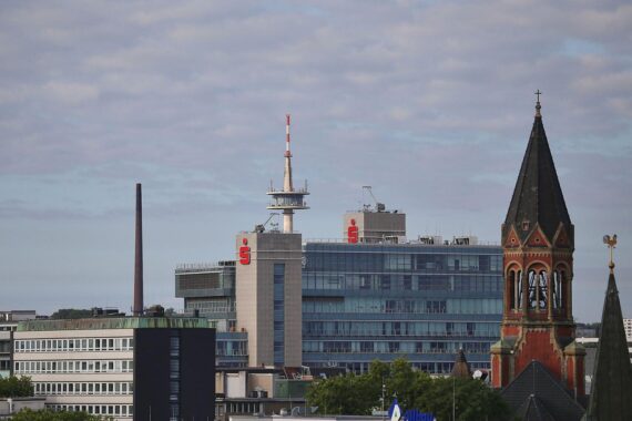 Wechselhaftes Wetter mit windigen Schauern über einer Stadtansicht von Nordrhein-Westfalen.
