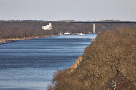 Nord-Ostsee-Kanal bei mildem Wetter, Wolkenbildung, mögliche Regen- und Gewitteransagen.