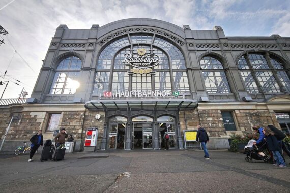 Dresden Hauptbahnhof bei wechselhaftem Wetter mit Wolken und Sonnenschein am Wochenende.