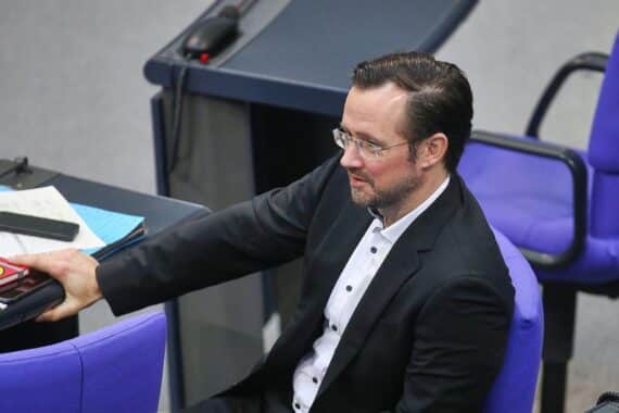 Dirk Wiese lehnt Sommerpause ab, betont politische Arbeit bleibt auch im Sommer aktiv.