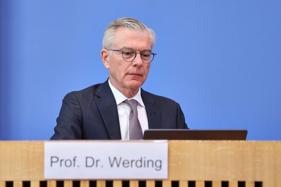 Wirtschaftsweiser warnt vor hohen Pflegekosten für Kinder