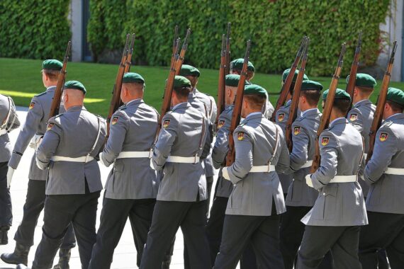 Bundeswehr-Soldaten in Uniform, Symbol für steigende Kriegsdienstverweigerungen und Wehrdienstdebatte.