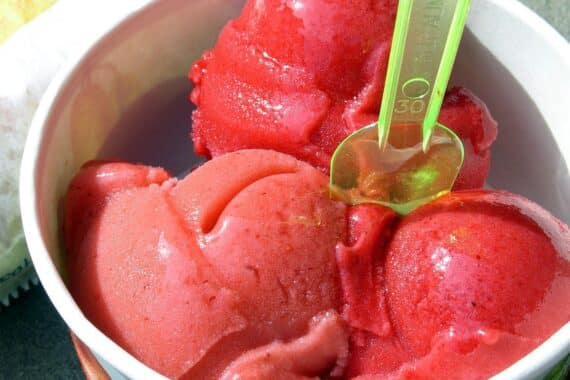 Eiscreme in einer handwerklichen Eisdiele, Sommerabkühlung, regionale Hersteller in Sachsen-Anhalt.