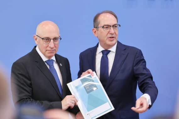 Vorstellung des Verfassungsschutzberichts 2025, Schwerpunkt auf extremistischer Kriminalität in Deutschland.