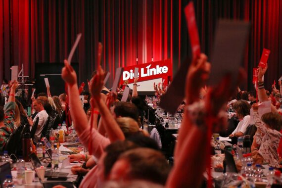 Parteitag der Linken in Potsdam, kontroverse Abstimmung über Israel und Antisemitismus.