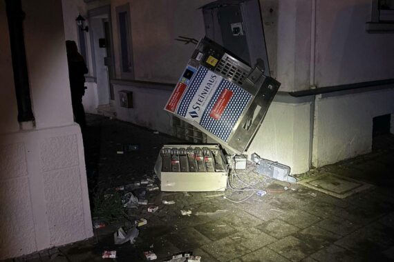 Zigarettenautomat nach Explosion, Polizei sucht Zeugen, Täter flüchteten unerkannt.