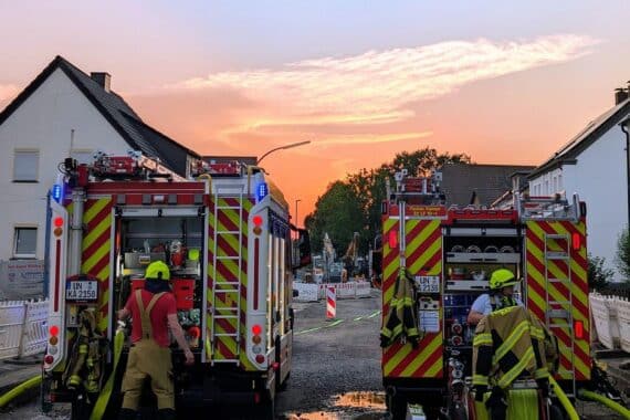 Feuerwehr löscht Zimmerbrand in Kamen-Methler, Familienangehörige evakuiert, keine Verletzten.