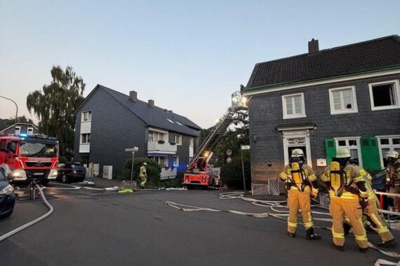 Feuerwehr im Einsatz gegen Zimmerbrand, Nachbarn alarmieren, Gebäude geräumt, niemand verletzt.