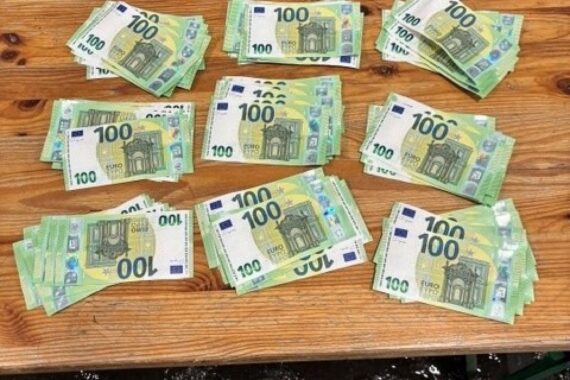 Zwei Zollbeamte kontrollieren Bargeld und Waren an Verkehrsknotenpunkten: Gesetzesverstöße aufgezeigt.