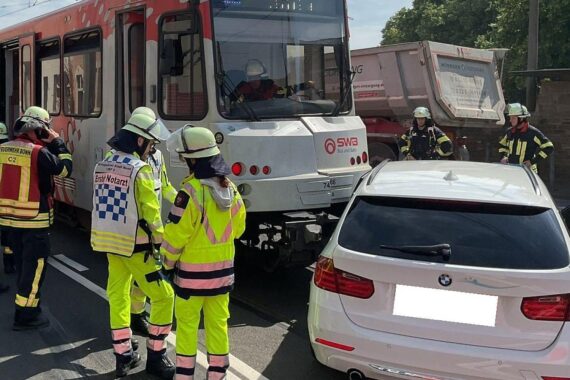 Unfall zwischen PKW und Stadtbahn, Einsatzkräfte sichern die Unfallstelle in Bonn.