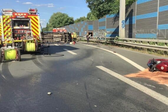Verkehrsunfall auf Autobahn 42: Motorrad und Kleintransporter, Feuerwehr und Rettungsdienst im Einsatz.