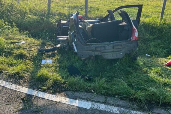 Schwerer Verkehrsunfall mit Feuerwehr, Rettungswagen und eingeklemmten Personen auf der B482.