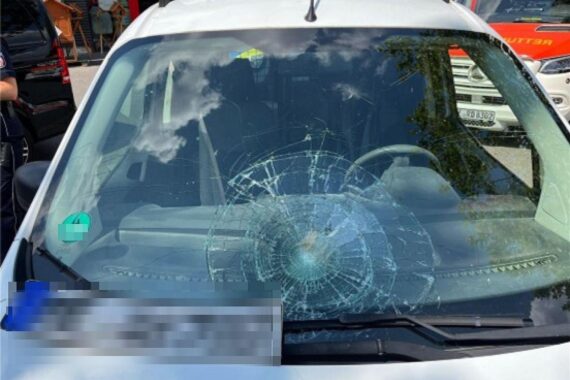 Ein Ford Transit: Windschutzscheibe zerbrochen; schwer verletzter Junge auf E-Mountainbike (Archiv).