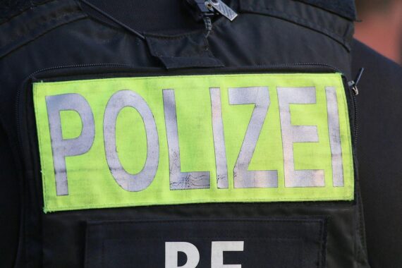 Polizeiarrest: Mann wegen dringenden Tatverdachts sexuellen Missbrauchs von Kindern in Untersuchungshaft.