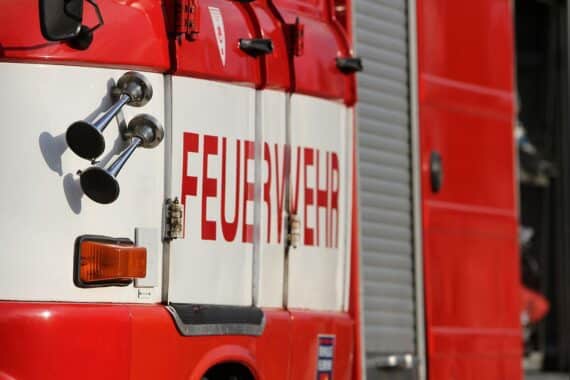 Feuerwehreinsatz: brennender, mit Heuballen beladener LKW mit Anhänger auf der B315 bei Eggingen.