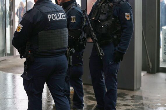 Bundespolizei im Bahnhof (Archiv): S-Bahn-Station Reeperbahn, Bundespolizisten kontrollieren Gleisbereich nach Fund.