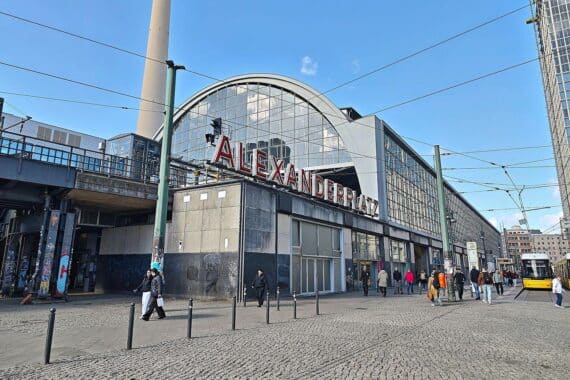 Alexanderplatz-Bahnhof: U-Bahnsteig mit Polizei-Ermittlungen nach Angriff, Opfer verletzt (Archivfoto).