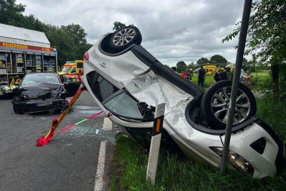 Zwei beteiligte Autos bei einem Unfall an der Kreuzung Brockzeteler Straße/Siedlerstraße/Landreiterweg.