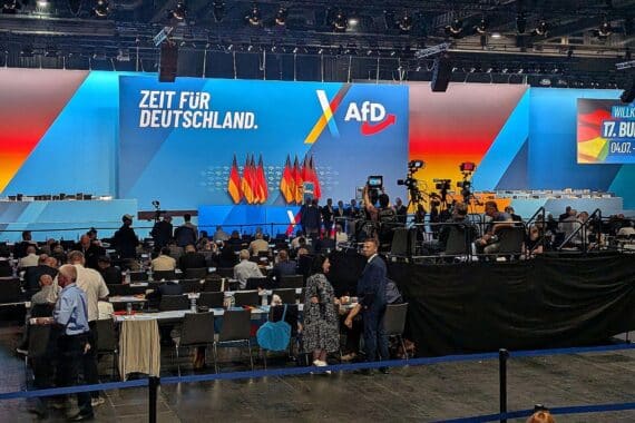 AfD-Parteitag in Erfurt: Proteste, Parteiführung, Wahlen, Demonstranten, Spannung, Politik im Fokus.