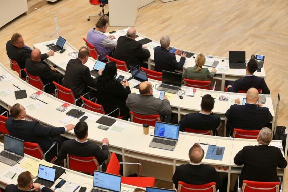 AfD-Landtagsfraktion Brandenburg im Archiv: Gerichtsstreit mit Axel-Springer-Verlag vor Berliner Landgericht.
