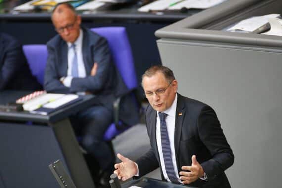Friedrich Merz und Tino Chrupalla stehen im Kontext der aktuellen Umfrageergebnisse zur Wählergunst.