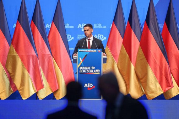 Hannes Gnauck jubelt nach dem Wahlsieg beim AfD-Bundespateitag in Erfurt.